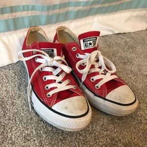 RED LOW-TOP CONVERSE
